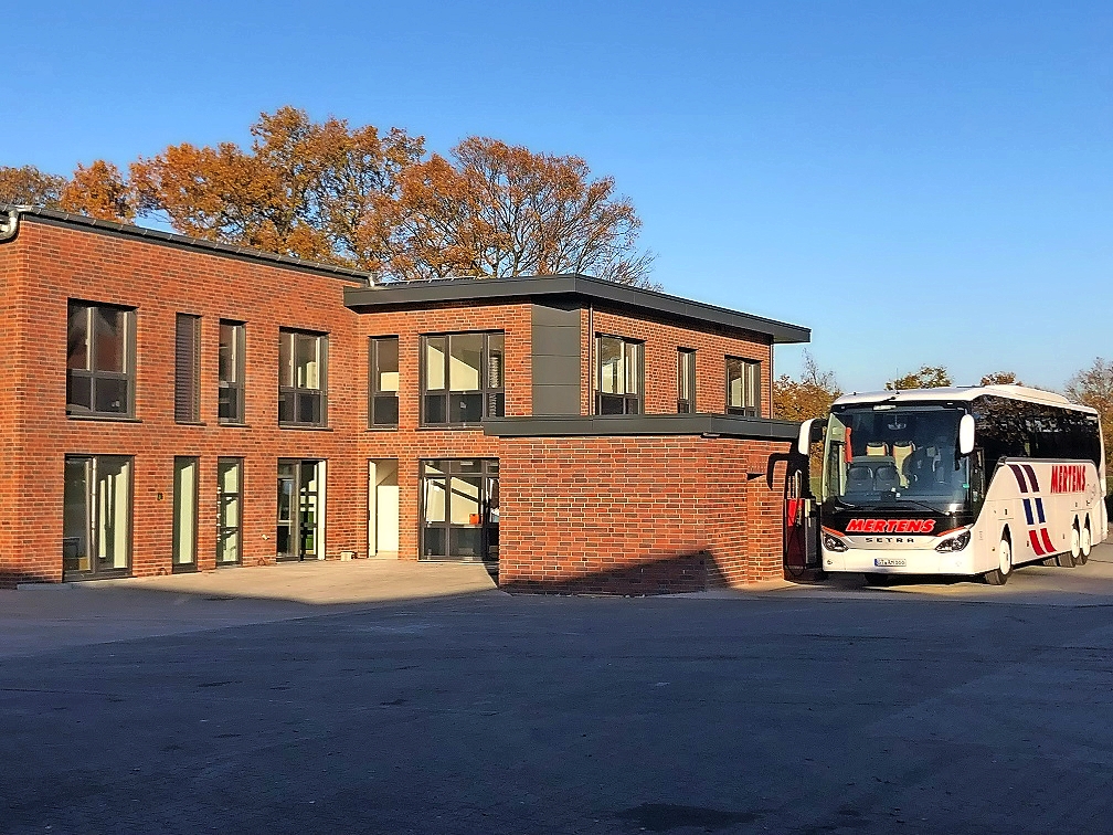 Büroerweiterung und Bau einer neuen Fahrzeughalle mit Werkstatt