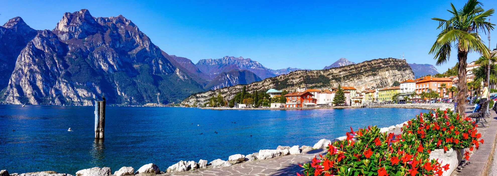 Torbole am Gardasee, Ansicht auf die Stadt am See, Hohe Berge im Hintergrund