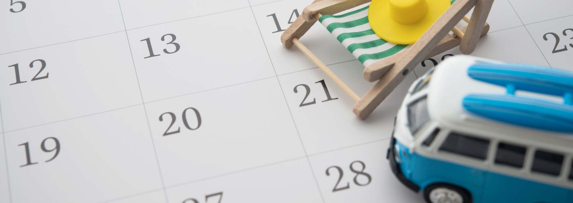 Grüner Strandkorb, Hut und klassischer Van vor einem weißen Kalenderhintergrund. Jahresurlaubsreisezeit für Entspannung